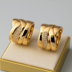 Brinco Dourado com Contraste Liso e Cravejado em Zircônias