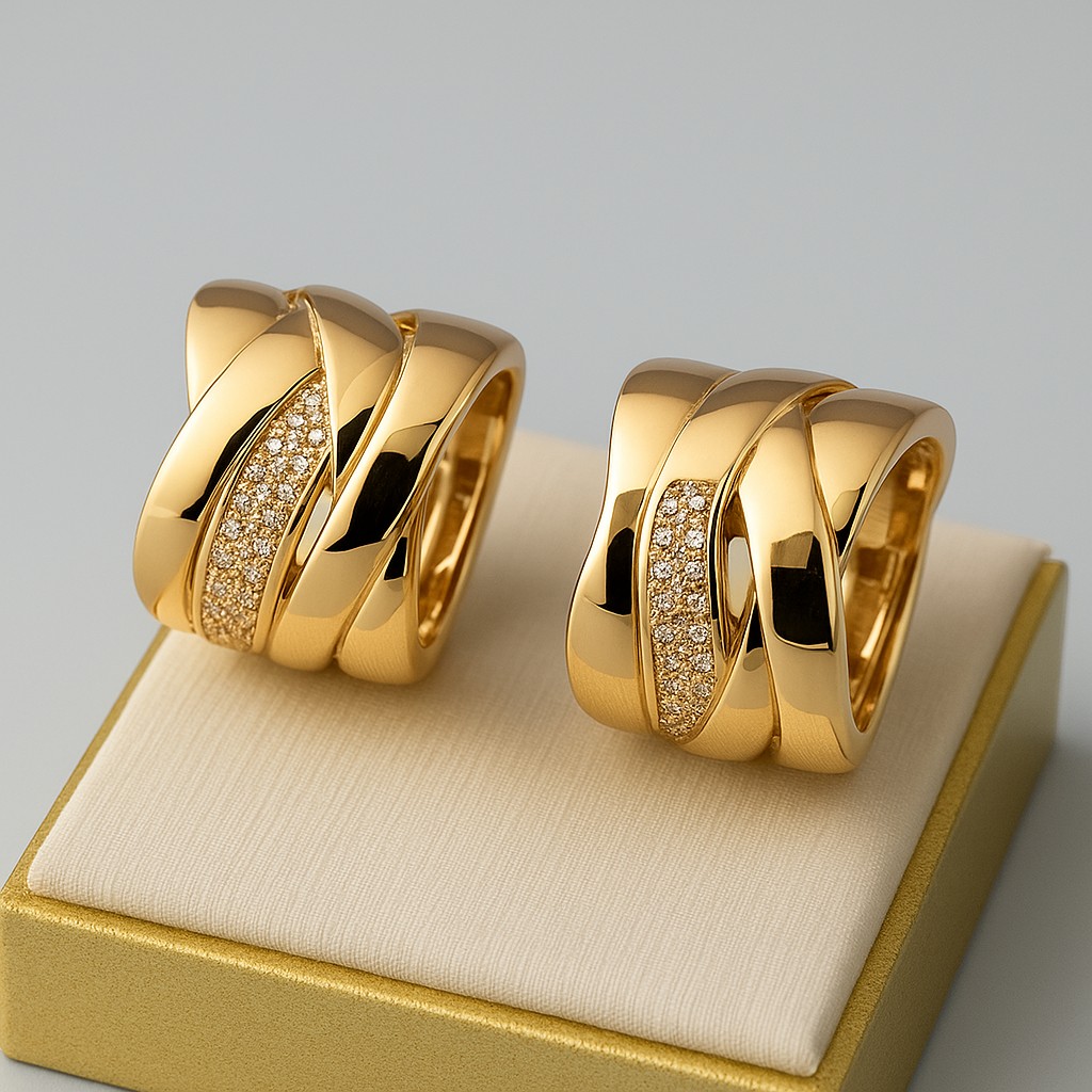 Brinco Dourado com Contraste Liso e Cravejado em Zircônias