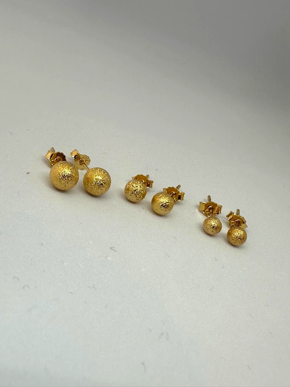 Trio de Brincos Esferas Foscas Douradas