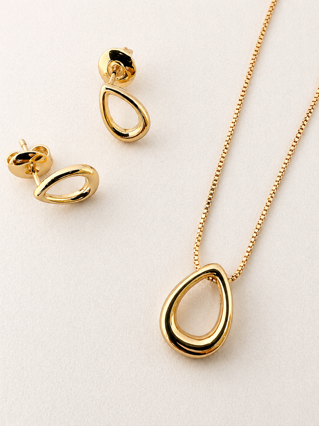 Conjunto Gota Vazada banhado a ouro 18k
