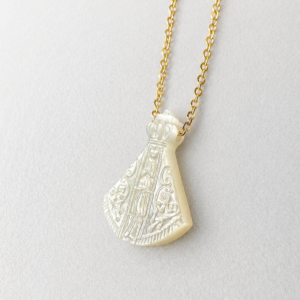 Gargantilha Nossa Senhora Aparecida em Madrepérola Banhada a Ouro 18k