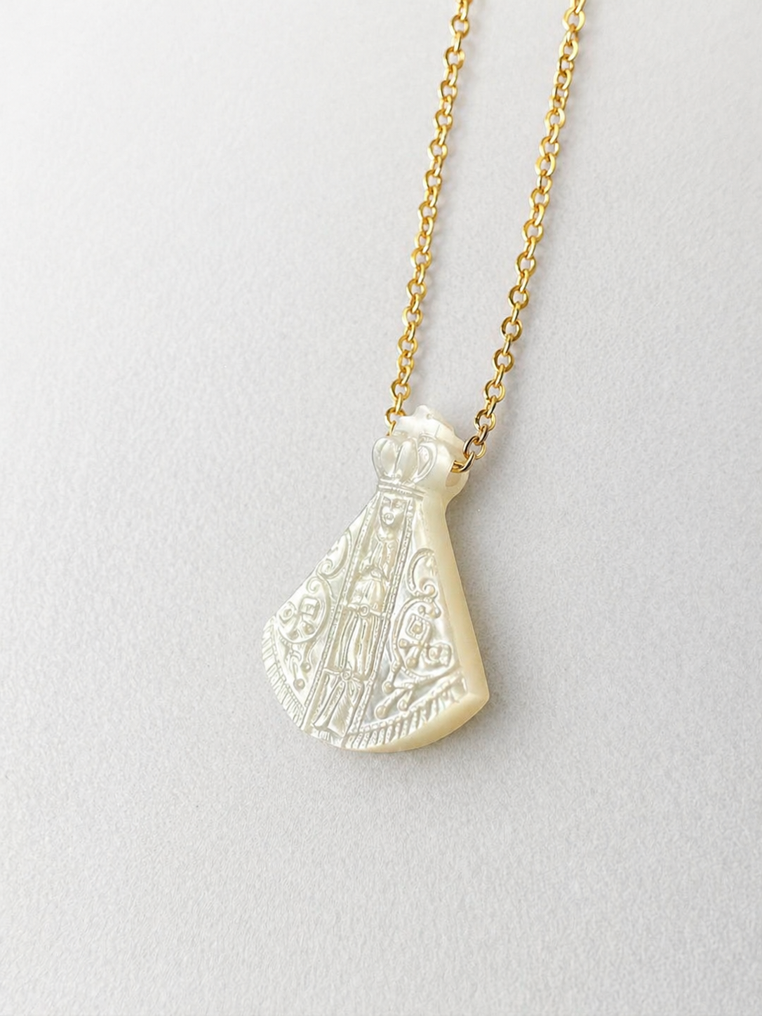 Gargantilha Nossa Senhora Aparecida em Madrepérola Banhada a Ouro 18k