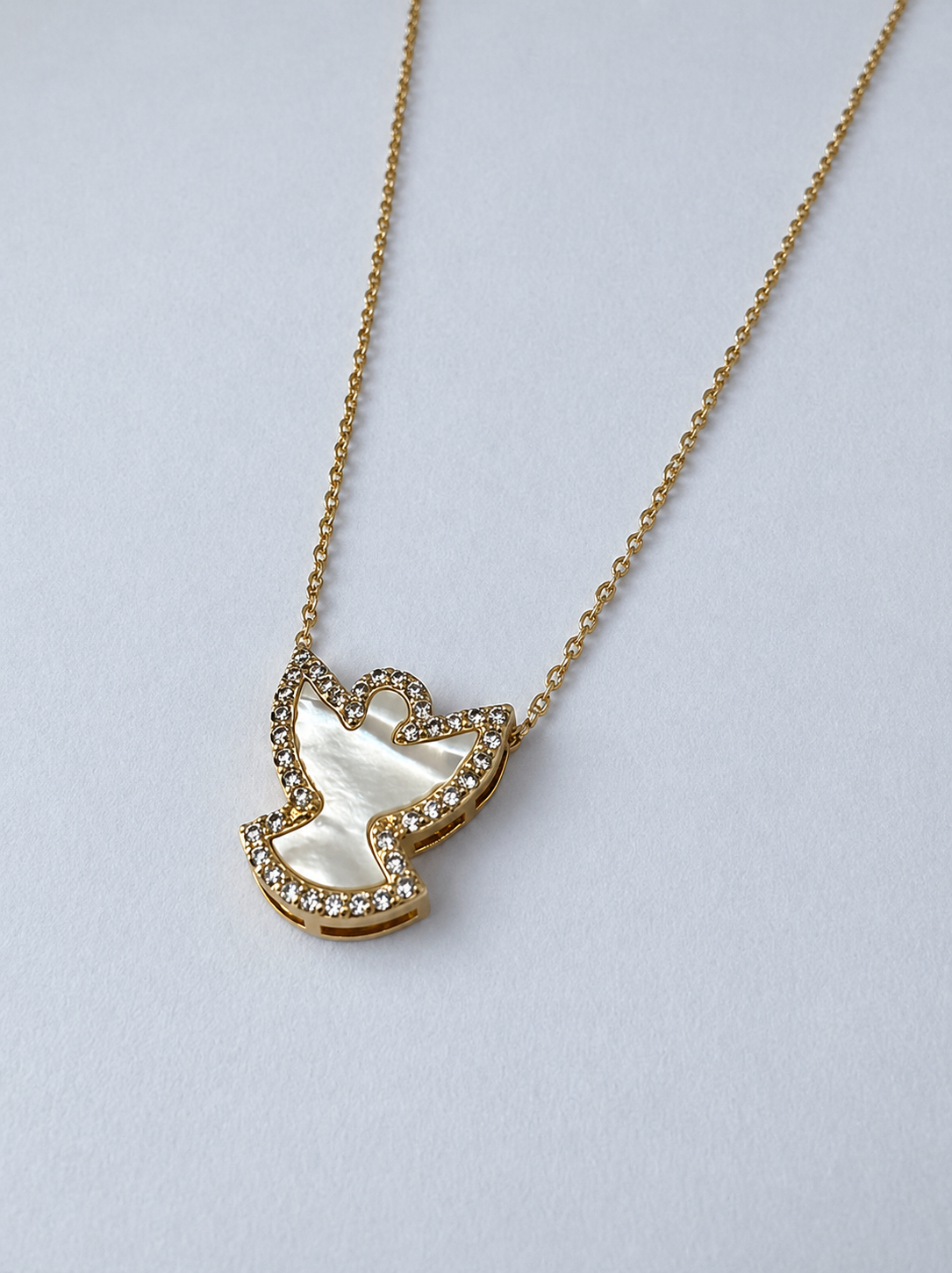 Colar Espírito Santo em Madrepérola com Zircônias Banhado a Ouro 18k
