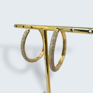 Brinco Argola Oval com Frente Cravejada em Zircônias