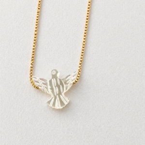 Gargantilha Mini Espírito Santo em Madrepérola Banhada a ouro 18k