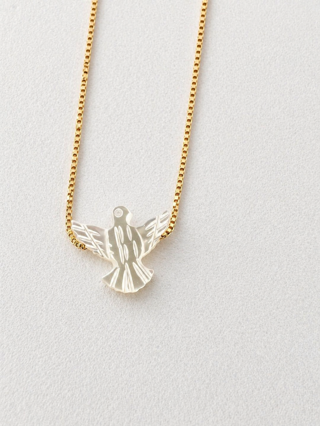 Gargantilha Mini Espírito Santo em Madrepérola Banhada a ouro 18k