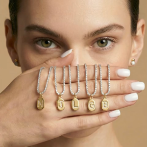 Choker letra com colar em zircônias