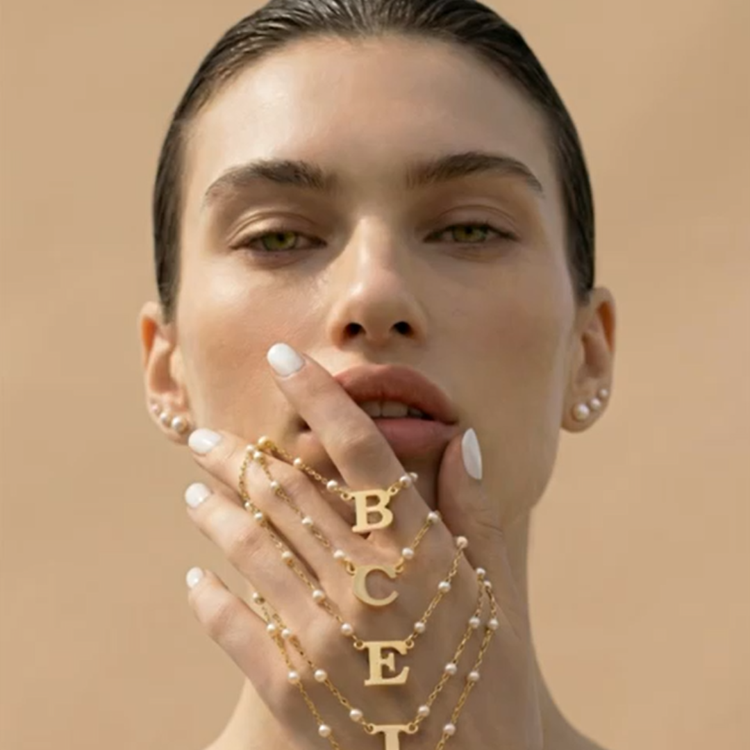 Colar perólas com inicial