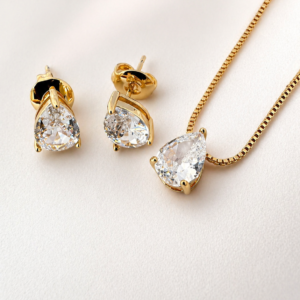 Conjunto Ponto de Luz Gota em Zircônia Banhado a Ouro 18k