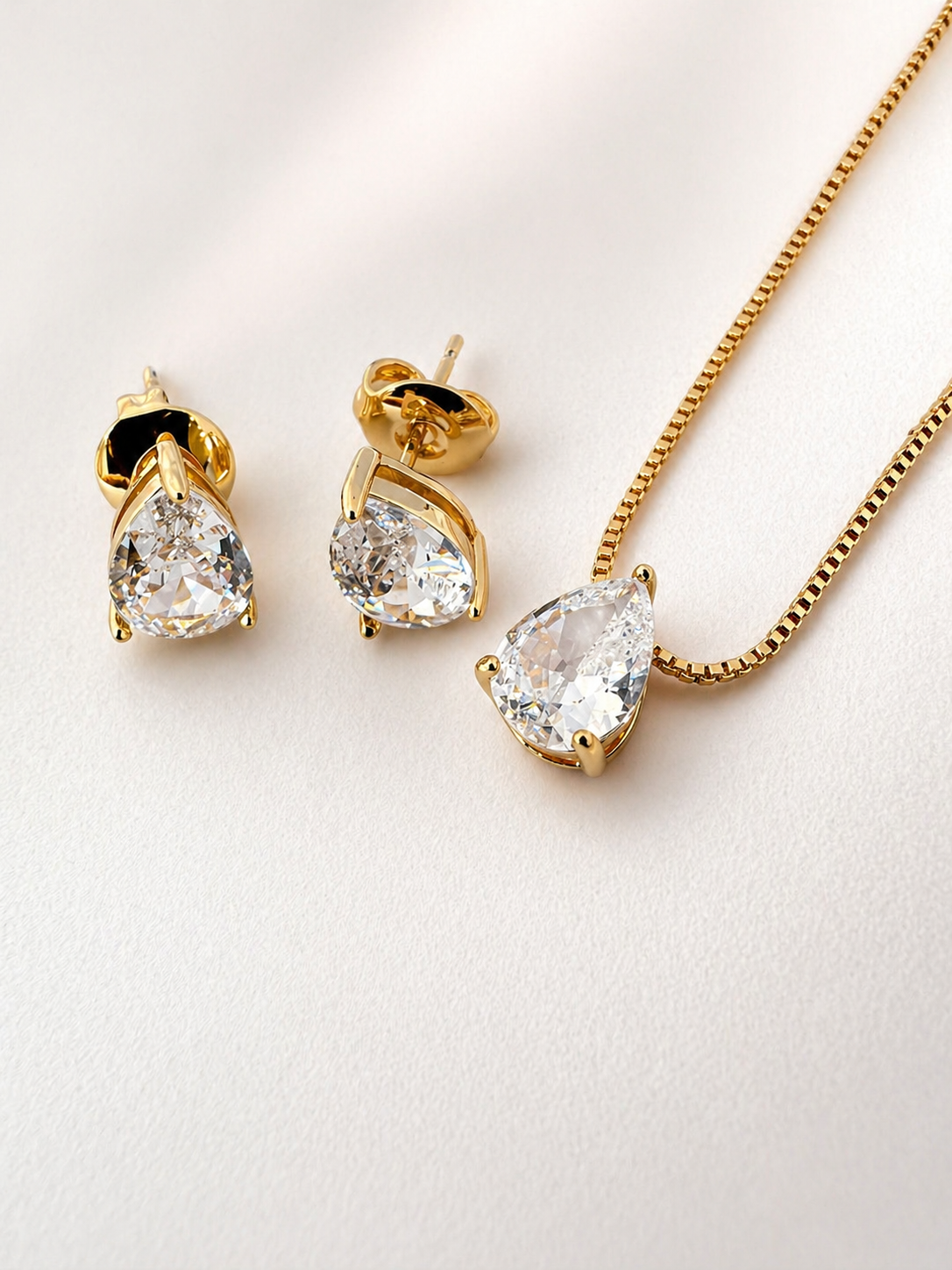 Conjunto Ponto de Luz Gota em Zircônia Banhado a Ouro 18k