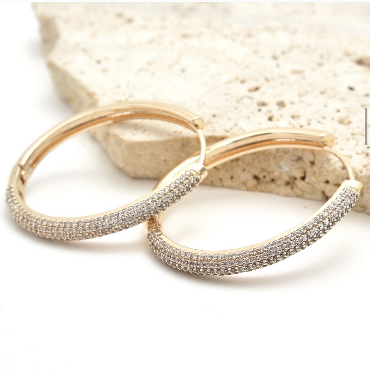 Argola Oval com Frente Cravejada em Zircônias banhada a ouro 18k