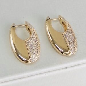 Argola Oval Achatada Cravejada em Zircônias banhada a ouro 18k