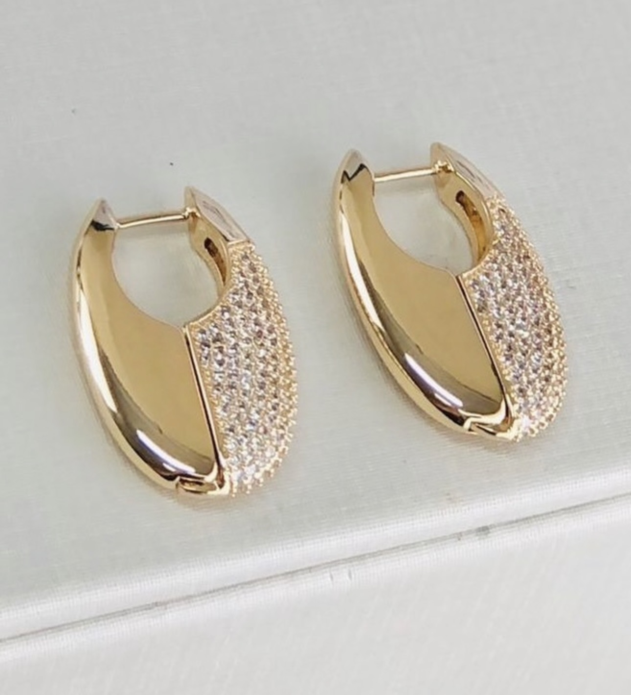 Argola Oval Achatada Cravejada em Zircônias banhada a ouro 18k