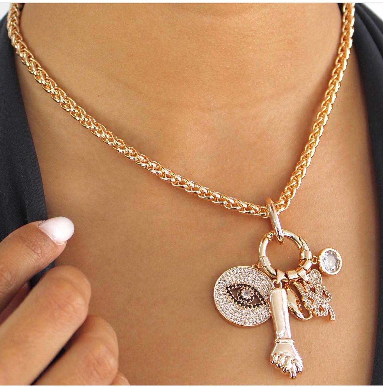 Colar Espiga com Pingentes Cravejados (Patuá)