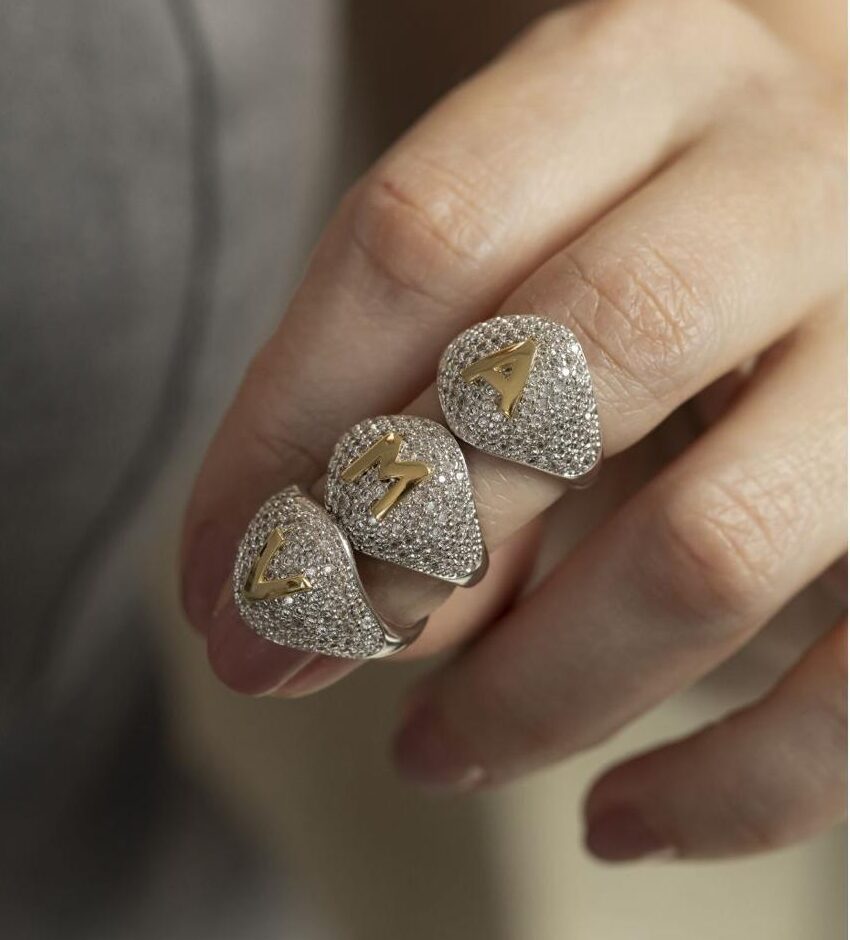 Anel Dedinho Inicial Cravejado Zircônia Ródio Branco