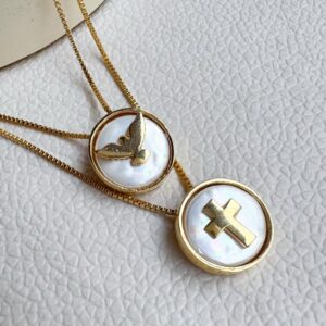 Escapulário Madrepérola Cruz e Espírito Santo Dourado