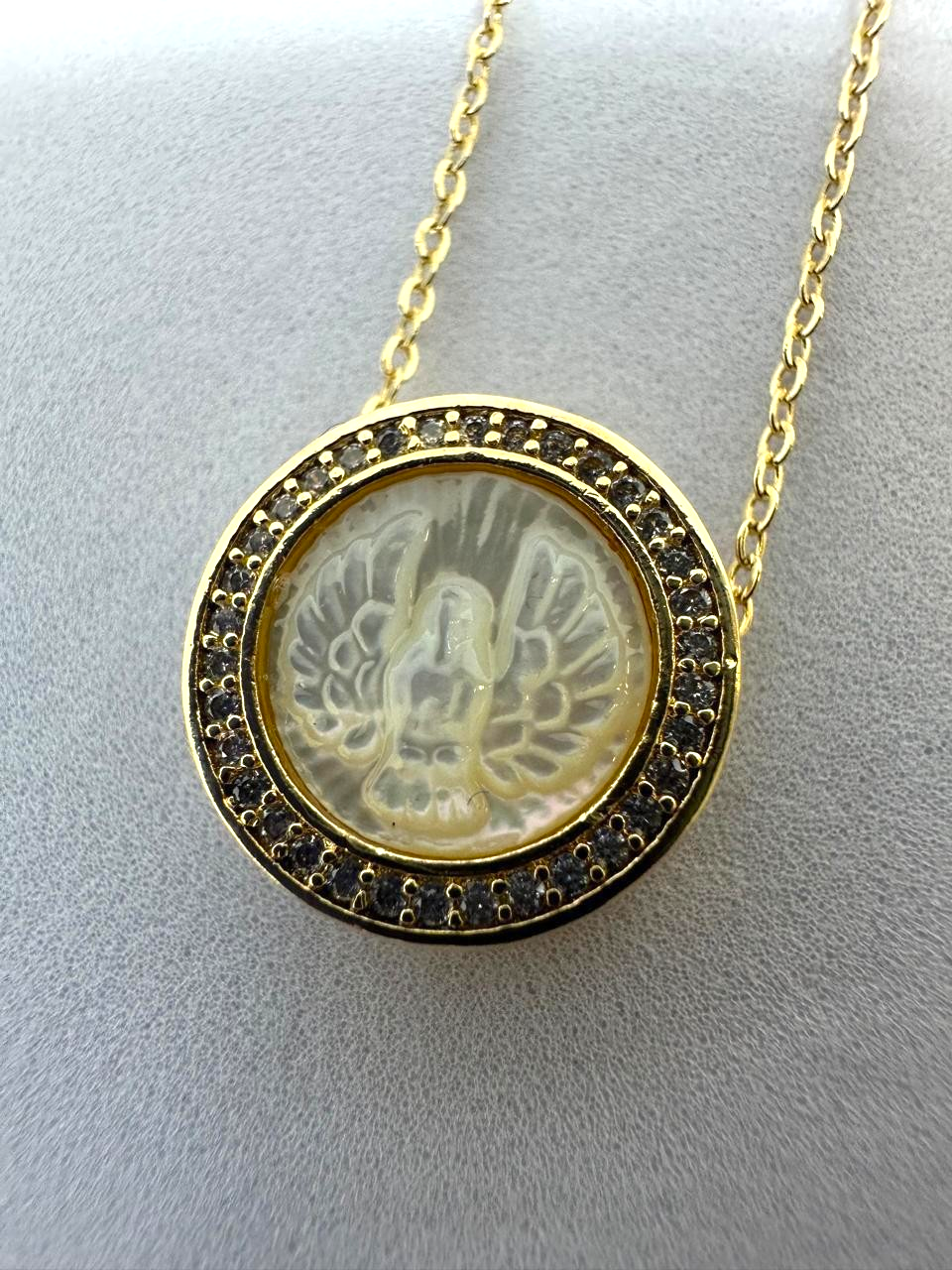 Gargantilha Espírito Santo Redondo em Madrepérola Dourado