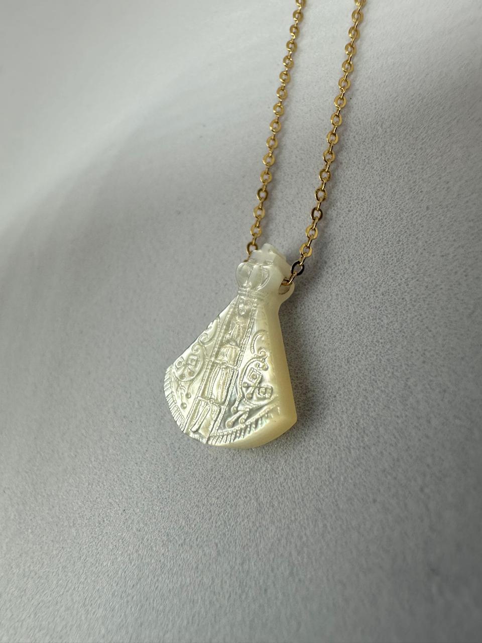 Gargantilha Nossa Senhora Aparecida em Madrepérola Dourada