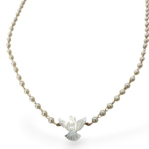 Gargantilha Pérolas com Pingente Espírito Santo em Madrepérola