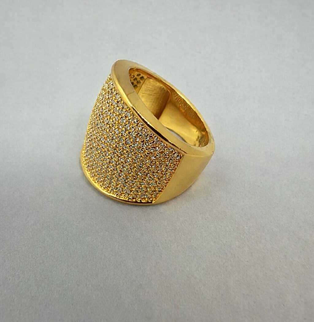 Anel Dourado Totalmente Cravejado em Zircônias