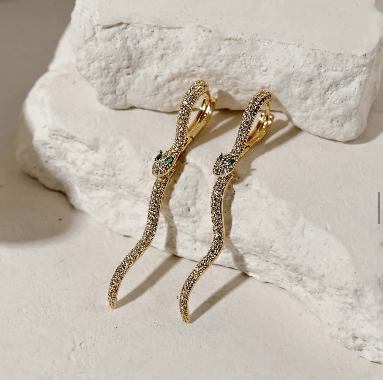 Brinco Serpente Articulada Cravejada em micro zirconias Banhado a Ouro 18k