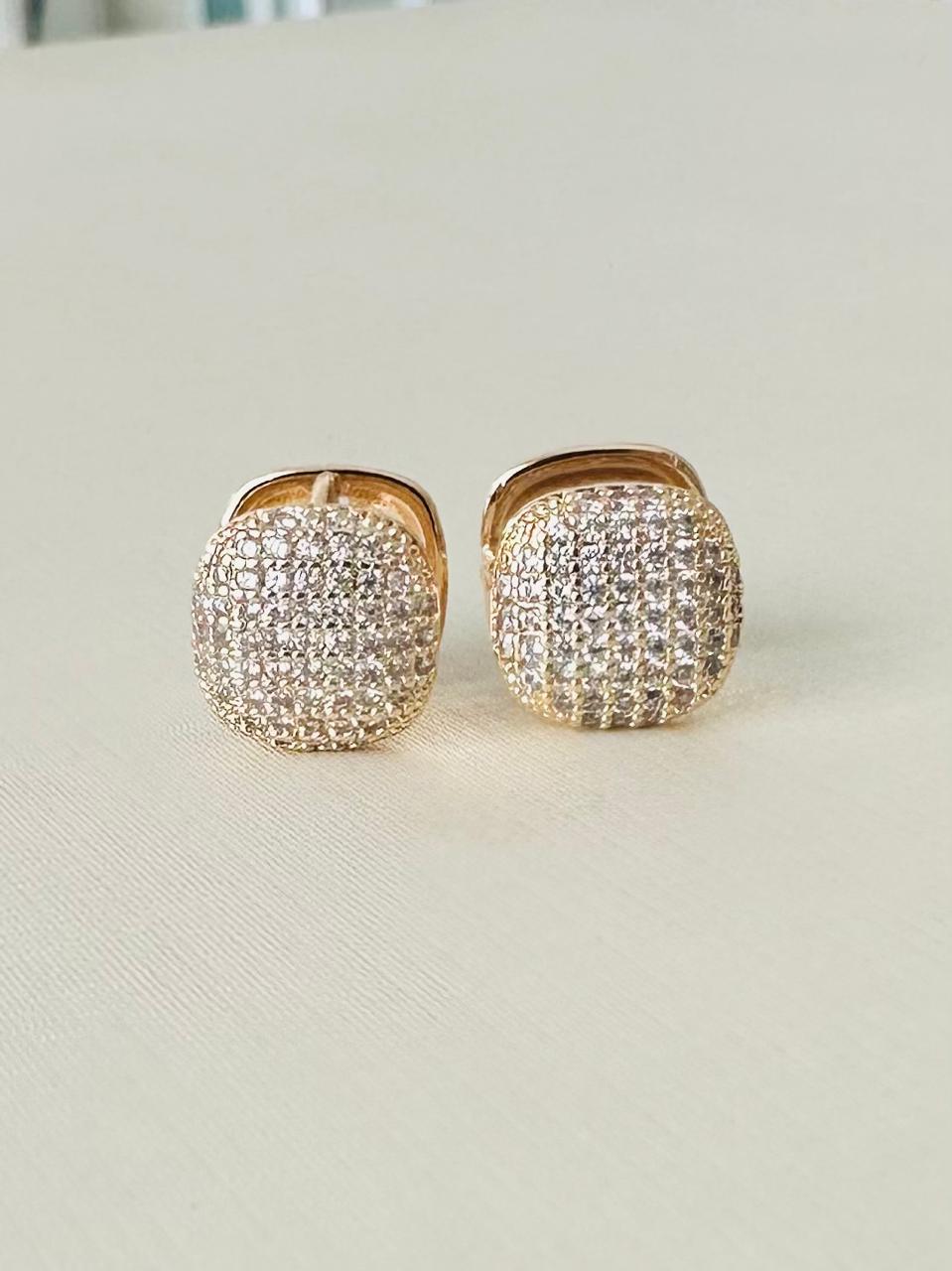 Argola Quadrada Cravejada  em Micro Zircônias Banhada a Ouro 18k