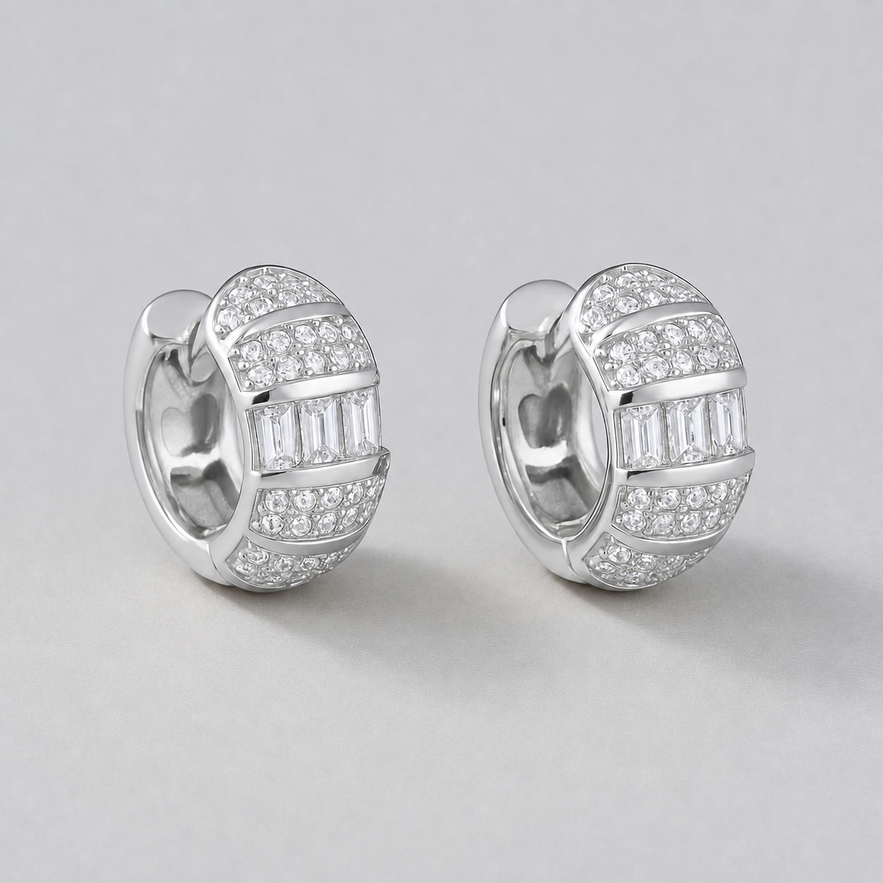 Argola com Zircônias e Baguetes Cravejadas Ródio Branco