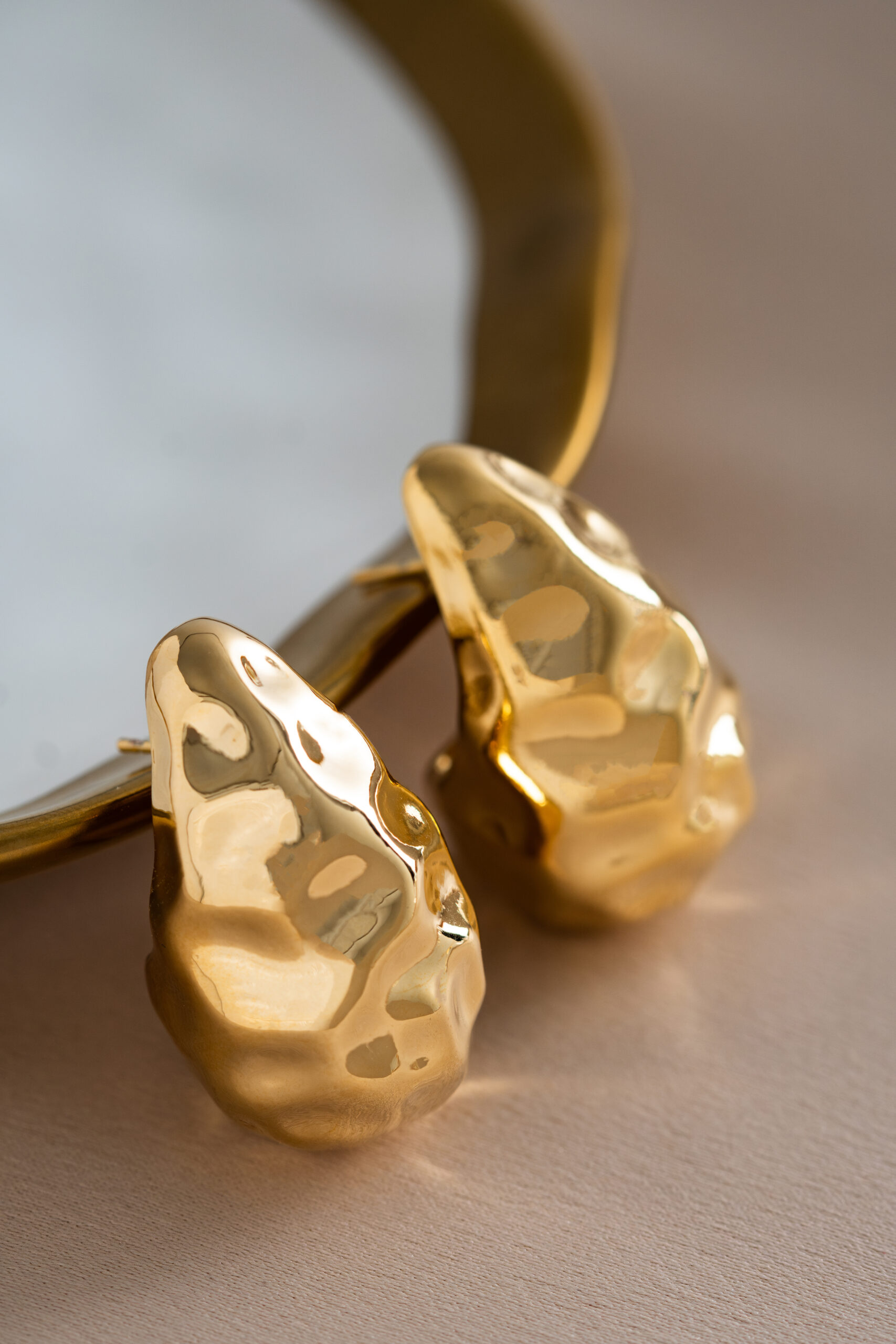 Brinco Gota Martelada Banhado a Ouro 18K