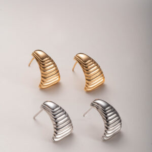 Brinco Curvo Canelado Banhado a Ouro 18k