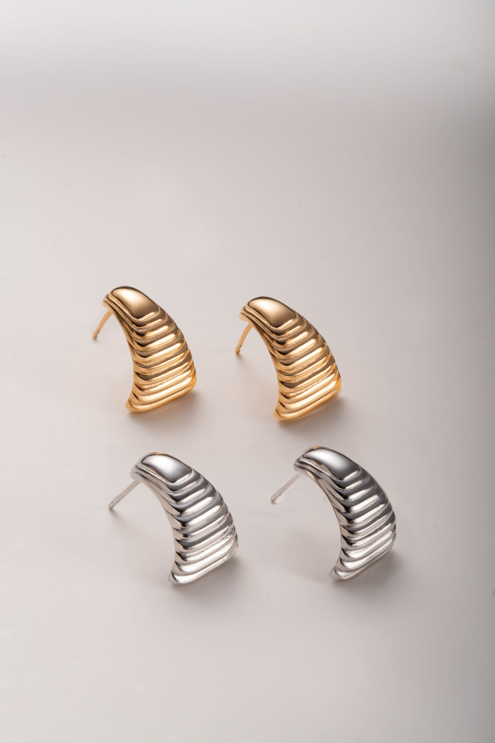 Brinco Curvo Canelado Banhado a Ouro 18k